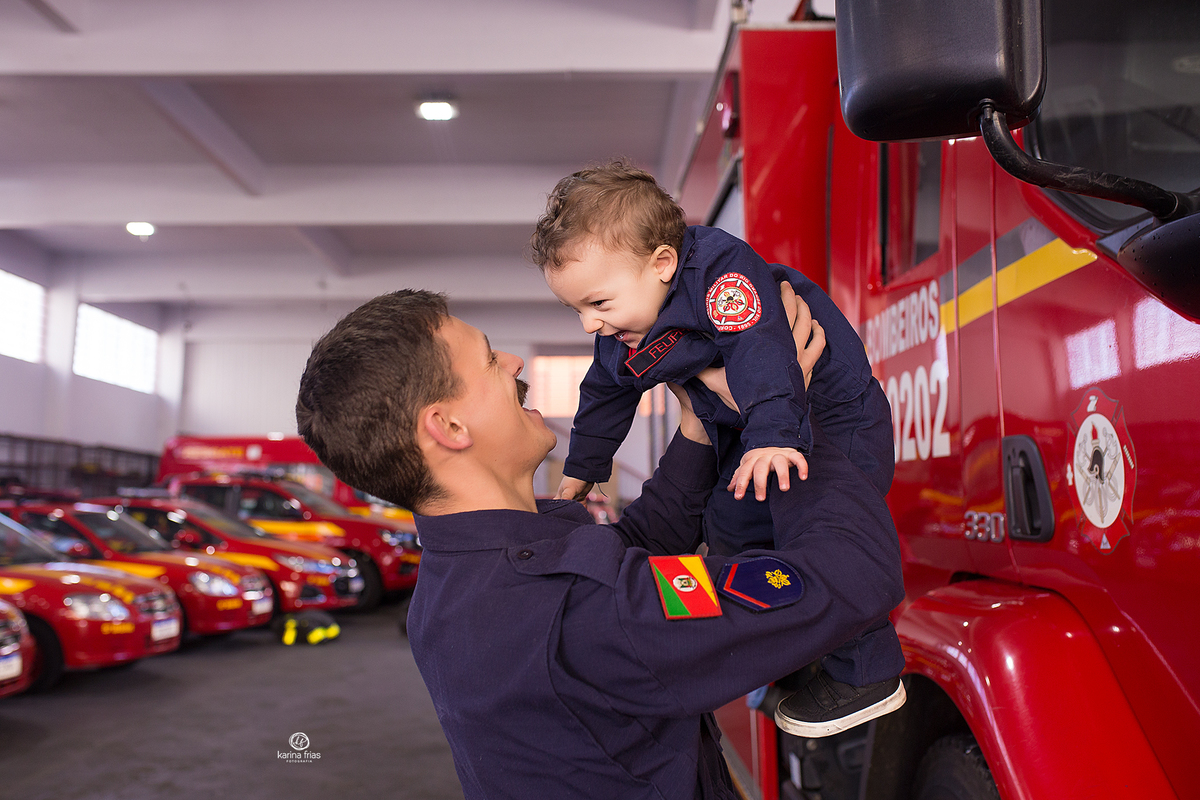 pai e filho brincam durante ensaio