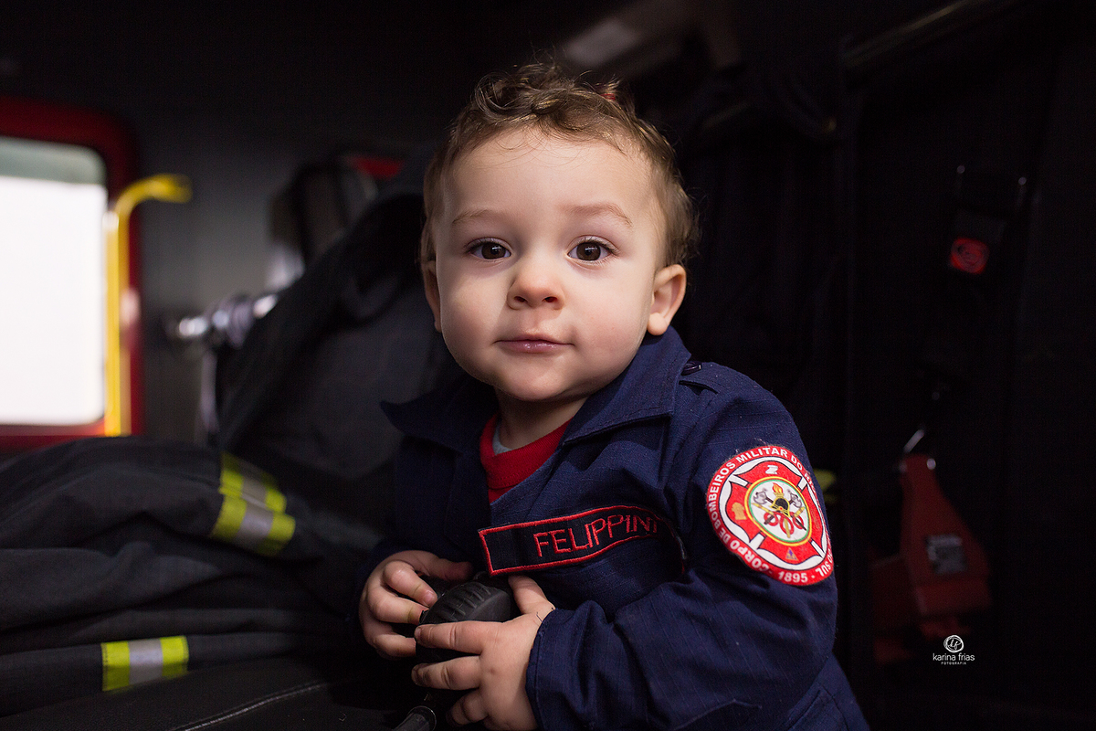 o bebe olha para a fotografa de familia de caxias do sul, karina frias