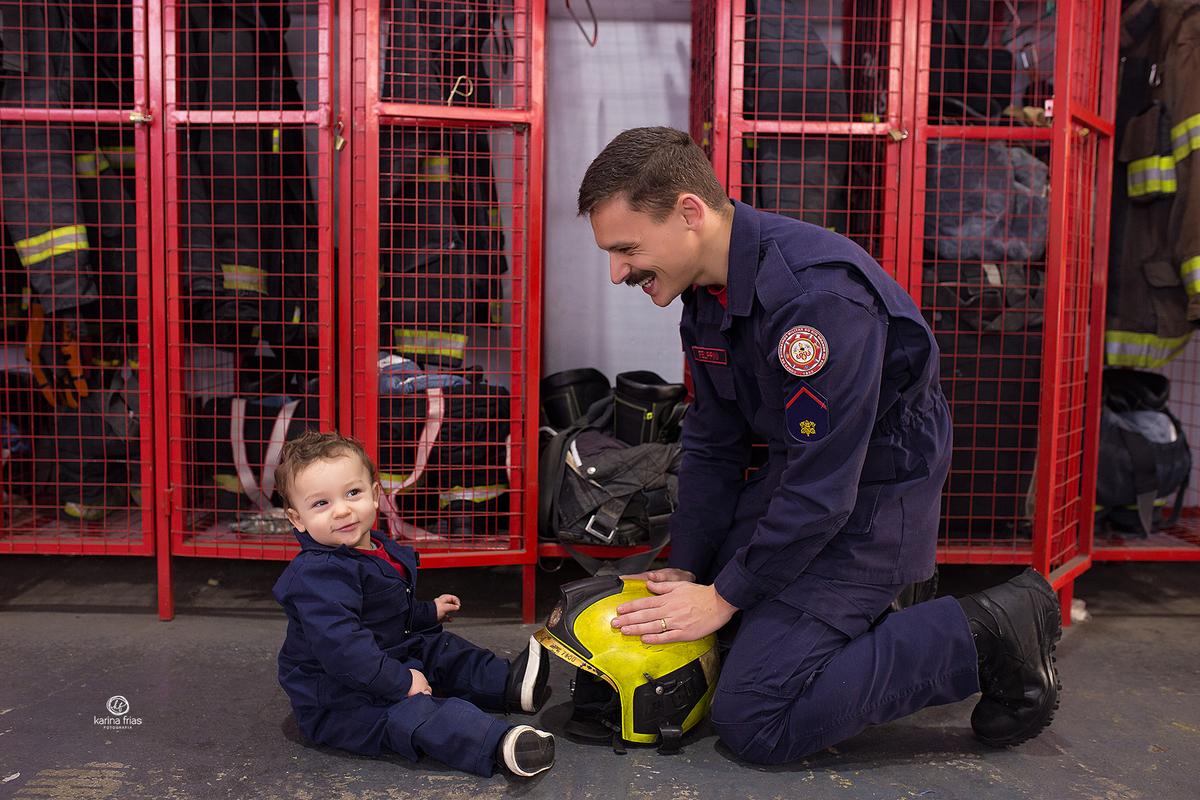 pai e filho posam de bombeiros para o ensaio