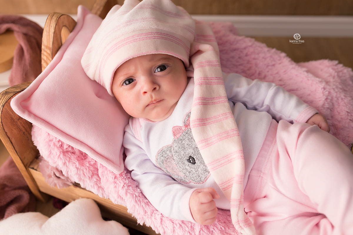 a menina olha para a fotografa de familia de caxias do sul, karina frias