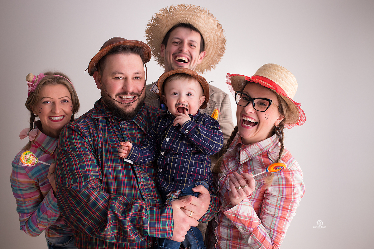 a familia participou da sessão de festa junina