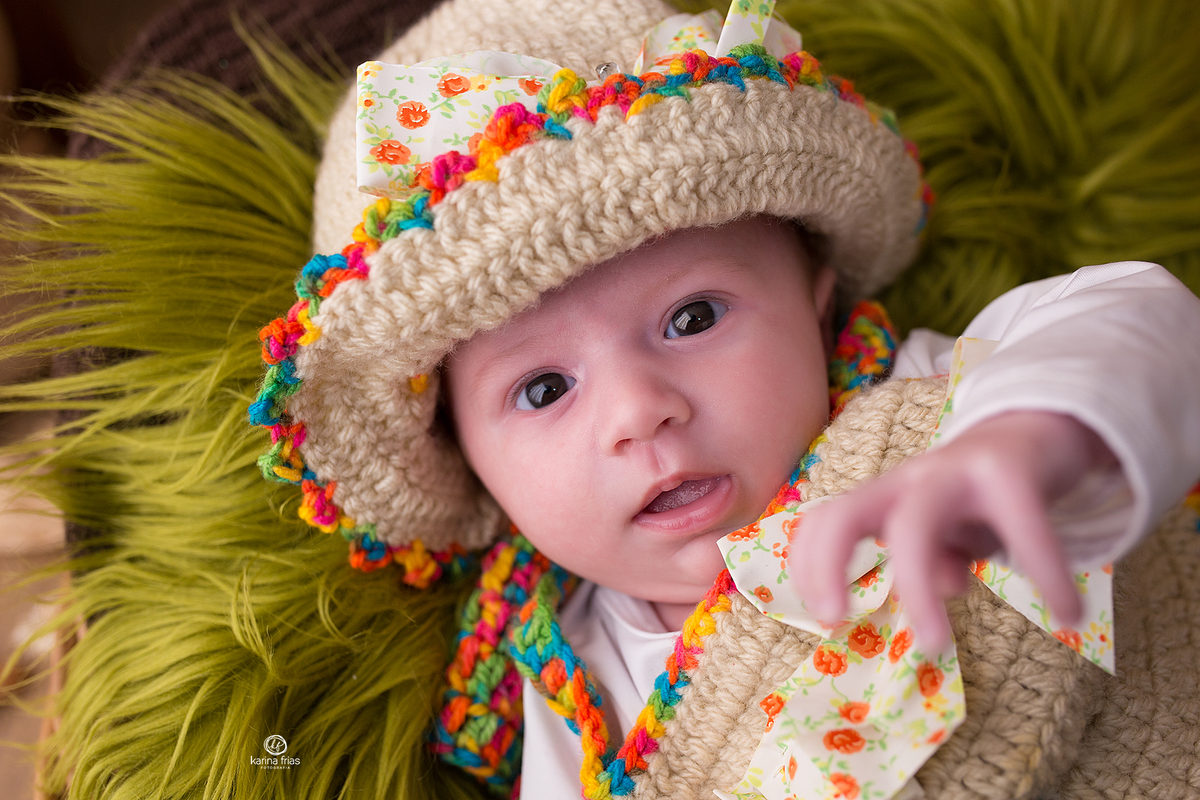 a menina olha par a fotografa de bebes de caxias do sul, karina frias