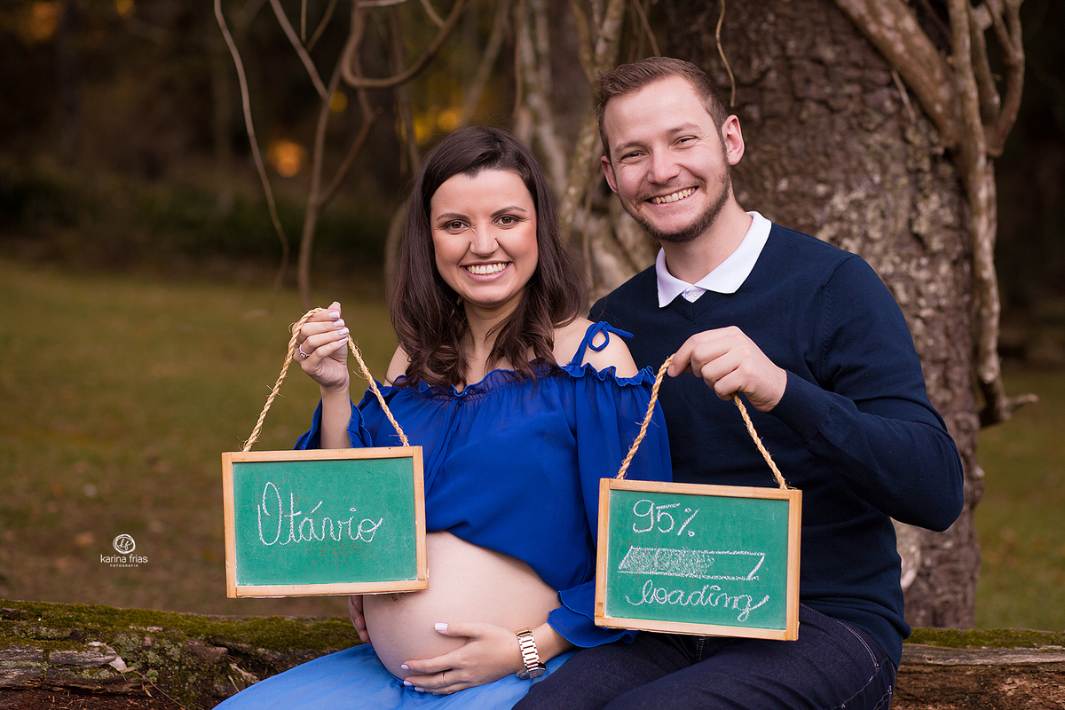 os modelos seguram plaquinhas no ensaio externo