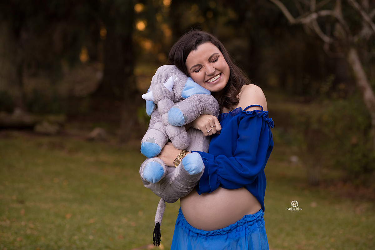 a mae abraça o urso no ensaio externo