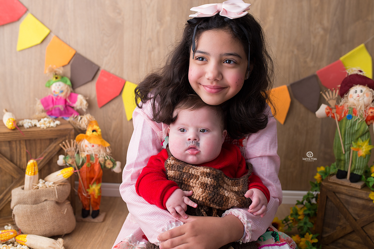 os irmaos posam juntos na sessão de acompanhamento mensal