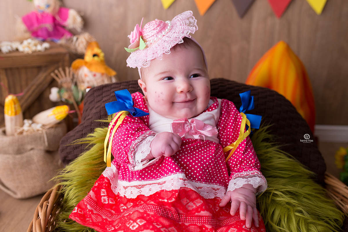 no ensaio infantil a bebe sorri 