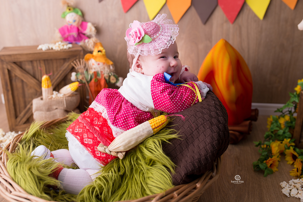 a menina esta de bruços para as fotos de festa junina
