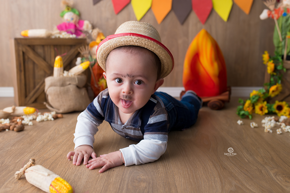 o bebe esta de bruços para as fotos mensais