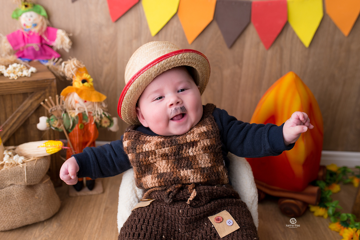 no ensaio de festa junina o bebe sorri