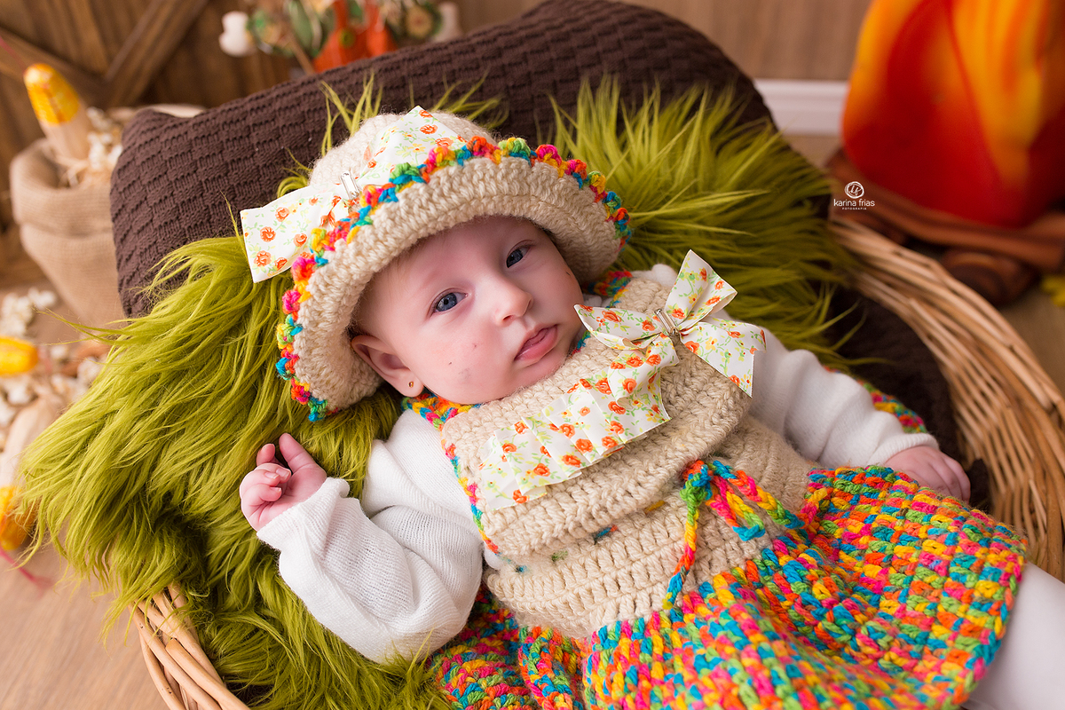 a menina esta vestida de caipirinha para as fotos mensais