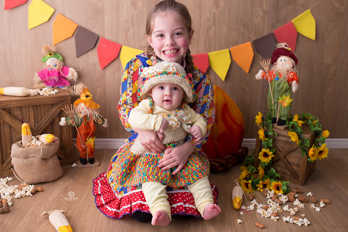a menina tira fotos com a tia no ensaio infantil