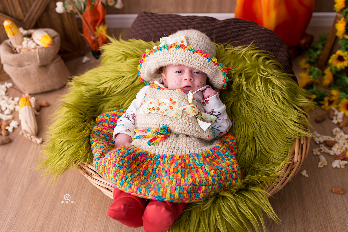 a bebe esta vestida de caipira para as fotos mensais