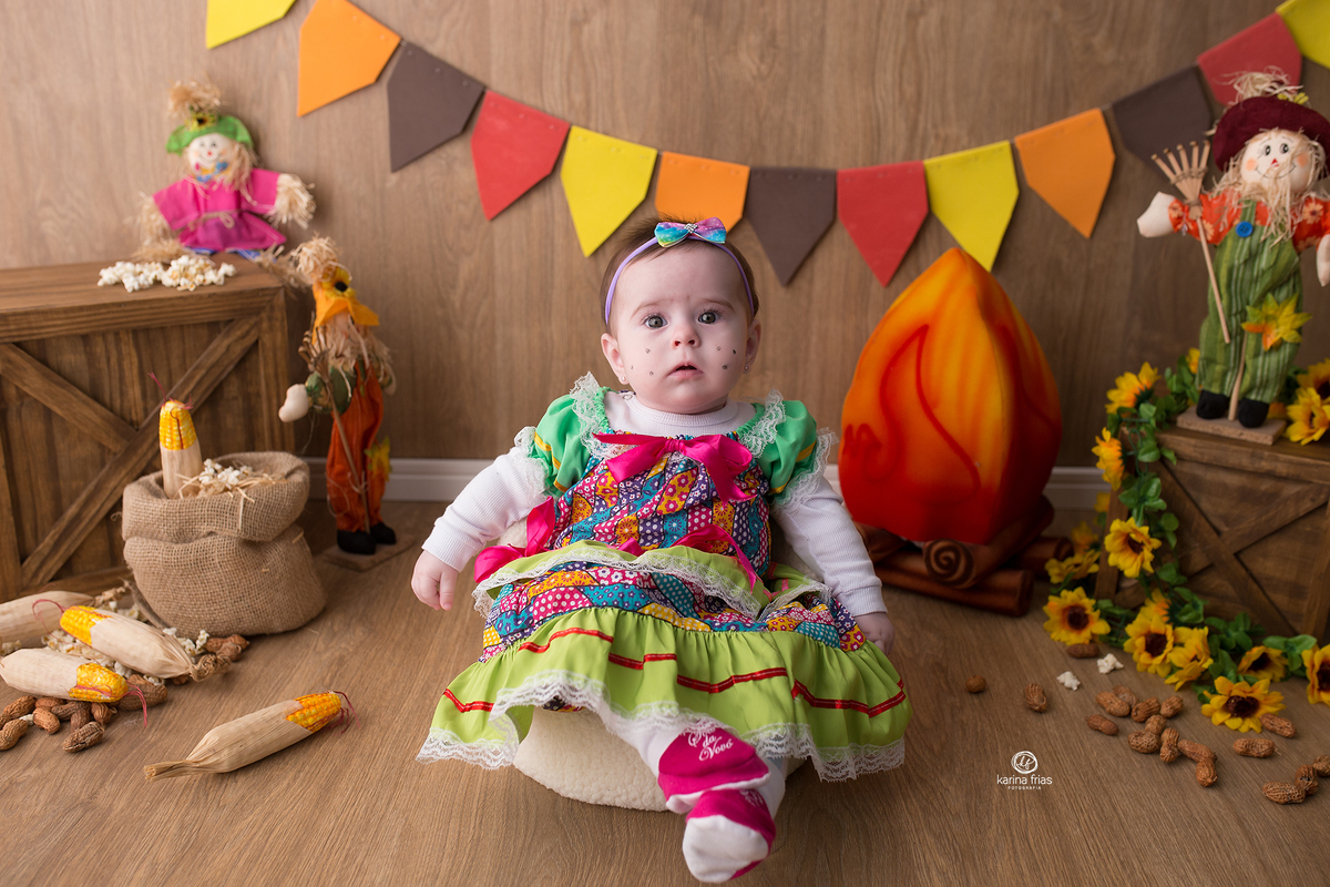 no ensaio infantil a bebe esta vestida de caipirinha