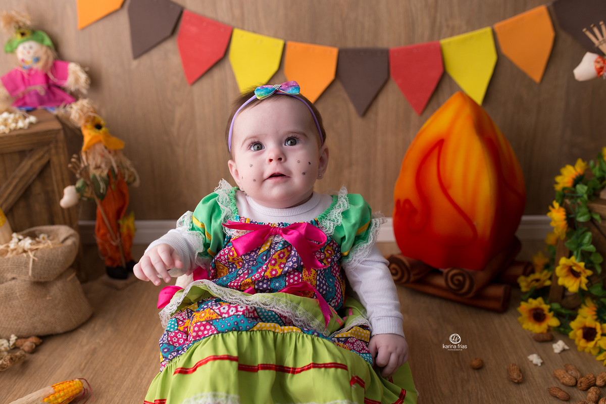 a menina sorri para a fotografa de bebes de caxias do sul, karina frias