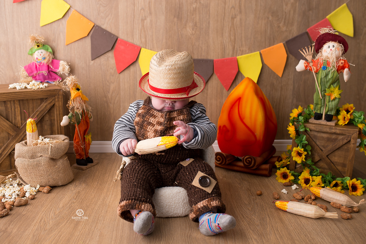 o bebe parece estar cansado durante sessão de fotos
