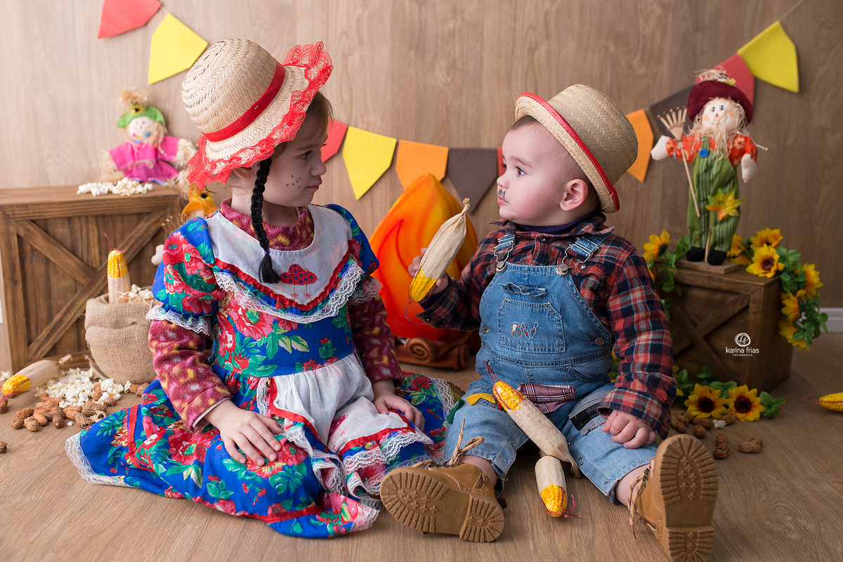 os irmaos se olham durante ensaio junino