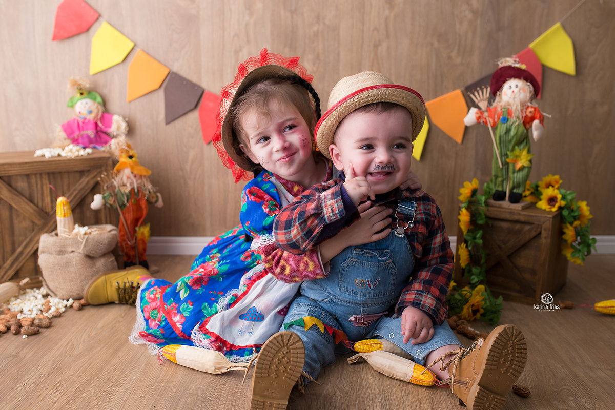 a irma abraça o irmao no ensaio infantil