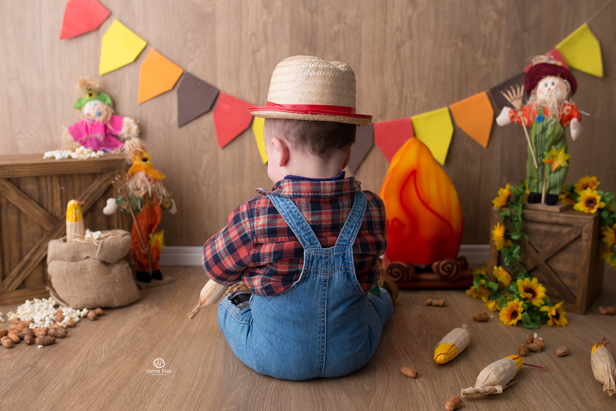 o menino esta de costas na sessao de sao joao