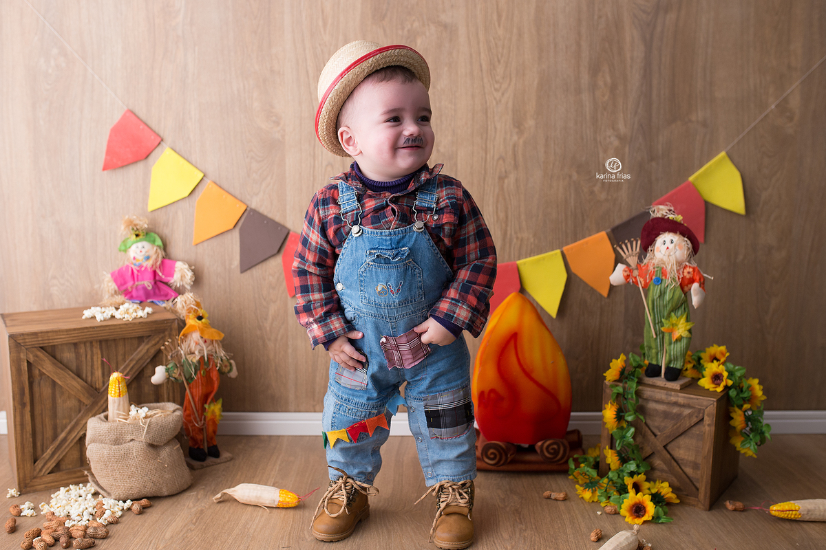 o menino ja esta ficando de pe para as fotos mensais