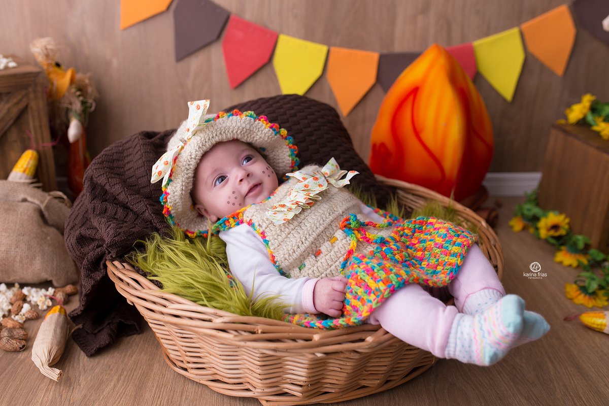 a menina esta sorrindo para as fotos mensais