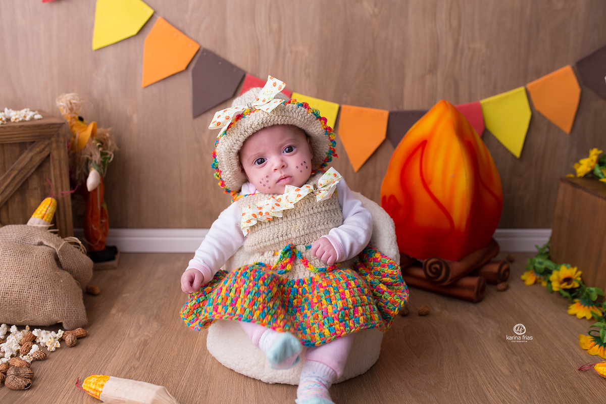 no acompanhamento mensal a bebe esta vestida de caipirinha
