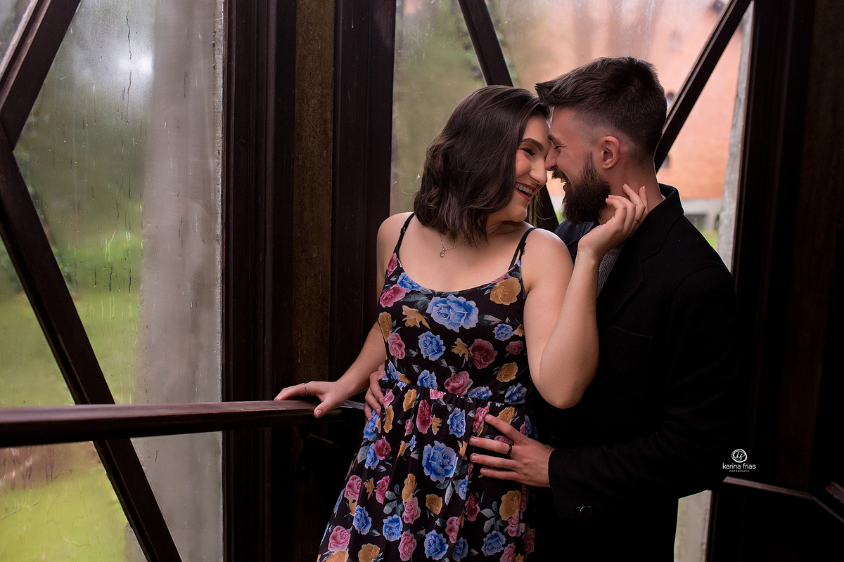 no ensaio externo o casal brinca