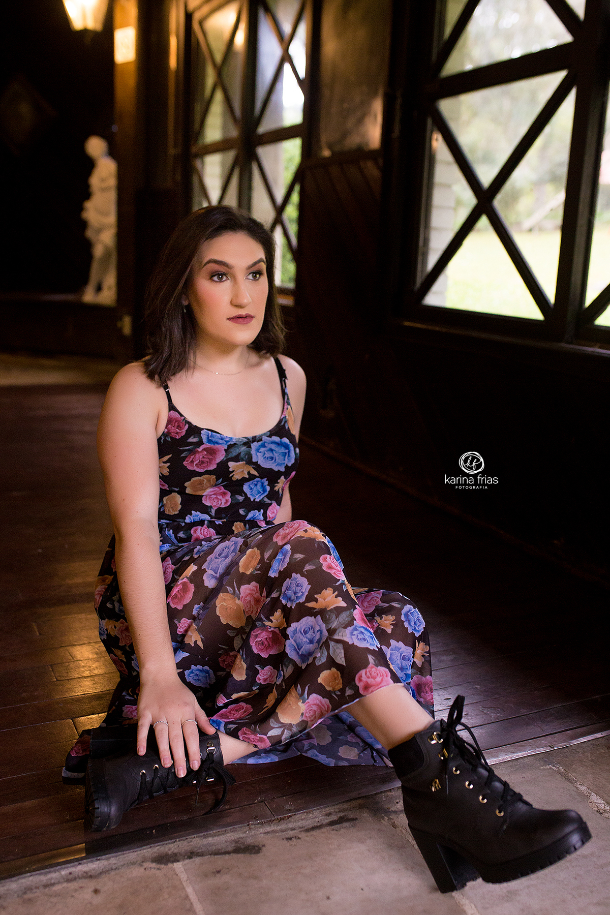 a modelo olha para fora durante sessão de fotos