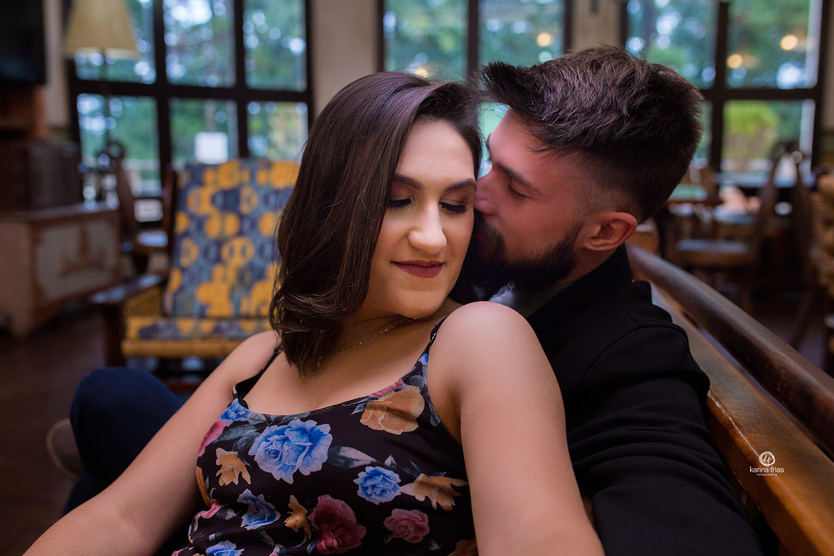 o casal troca carinho durante sessão de fotos