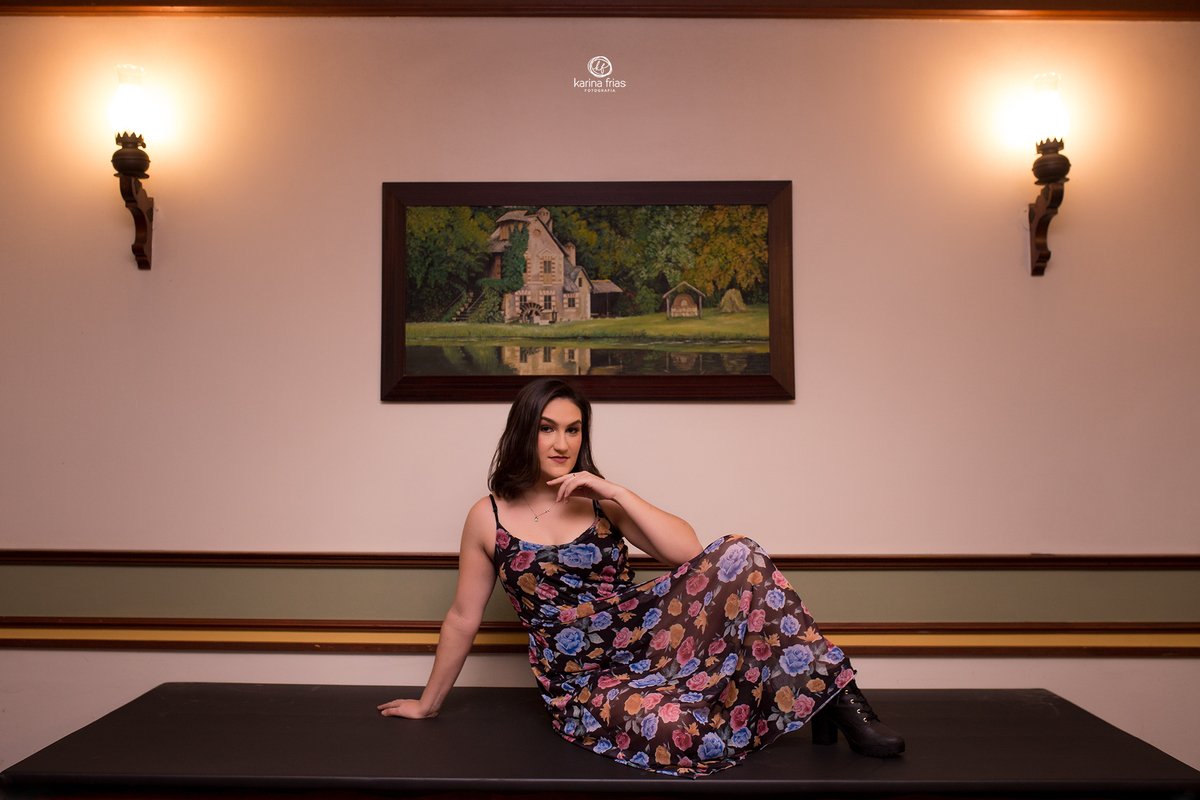 a modelo olha para a fotografa de familia de caxias do sul, karina frias