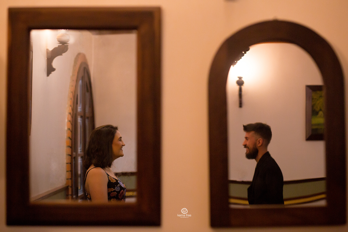 o casal brinca durante fotos