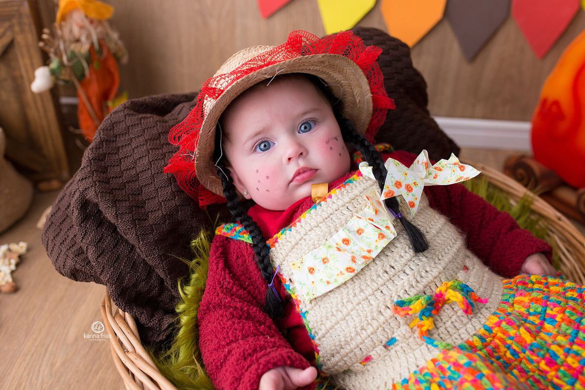 a menina esta vestida de caipira para a sessão junina