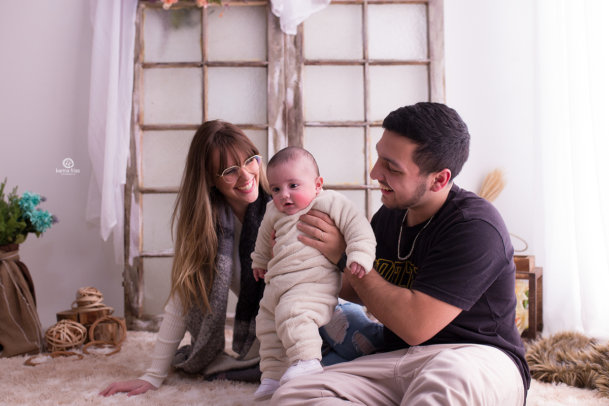 no ensaio em familia, os modelos brincam