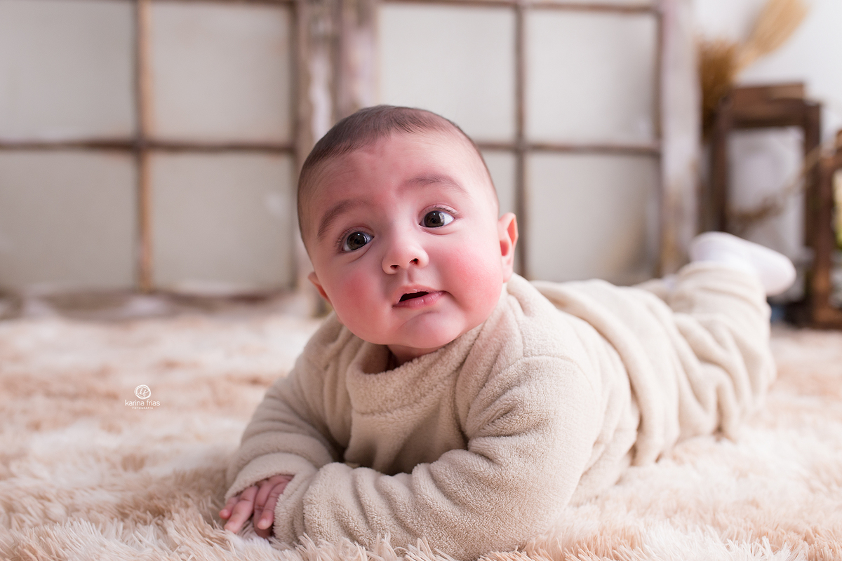 o bebe esta de bruços para as fotos de familia