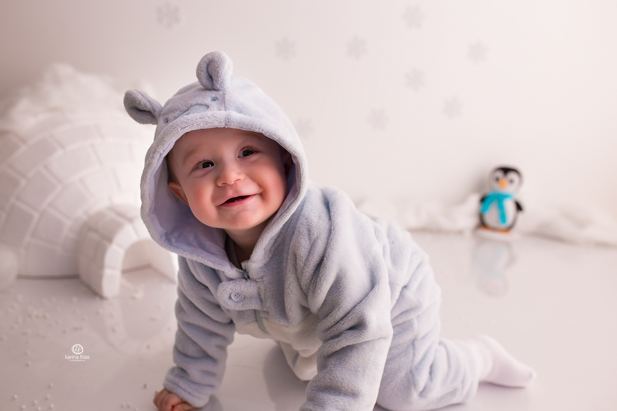 o menino esta sorrindo para a fotografa de bebes de caxias do sul, karina frias