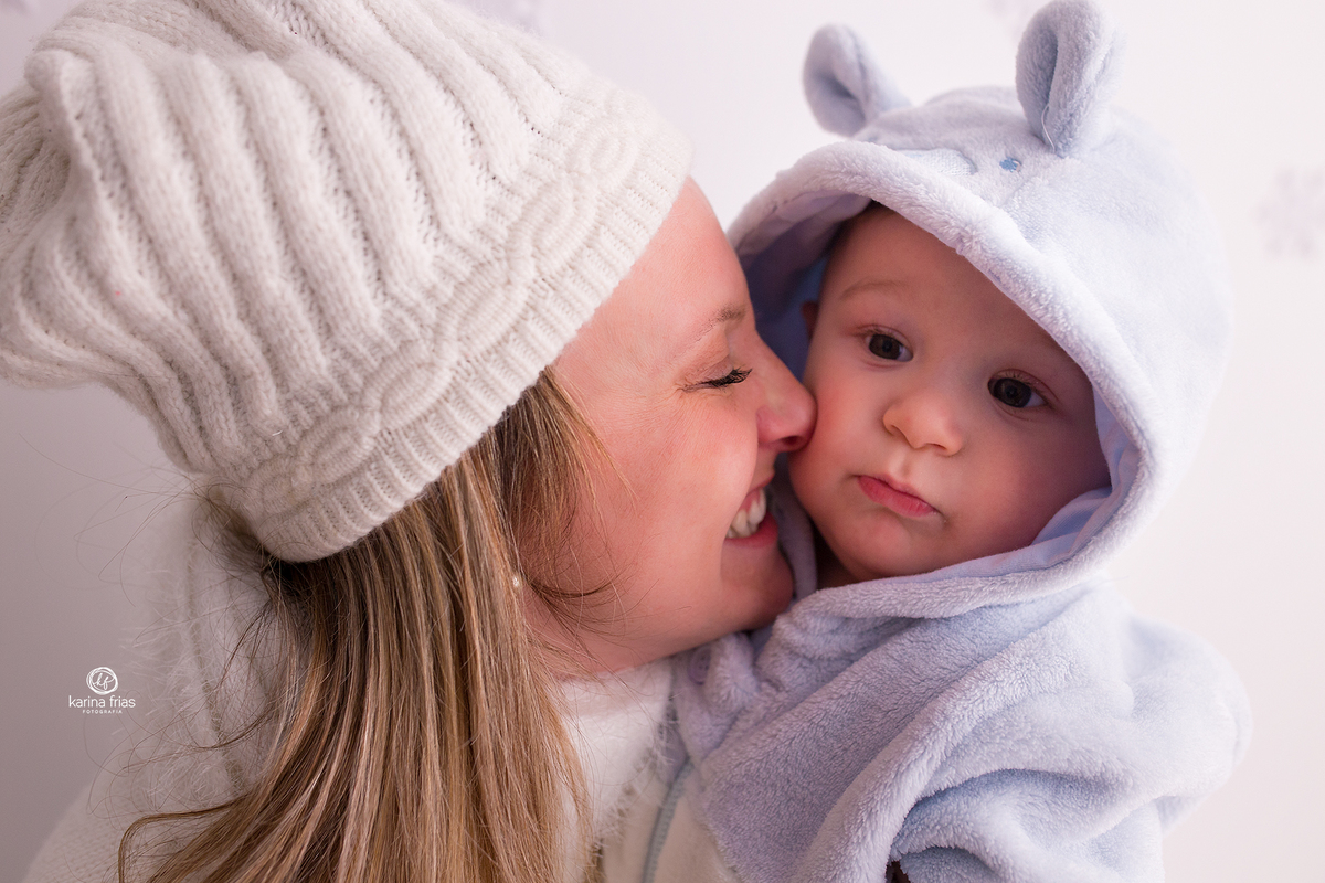 a mae beija o filho durante sessão de acompanhamento mensal