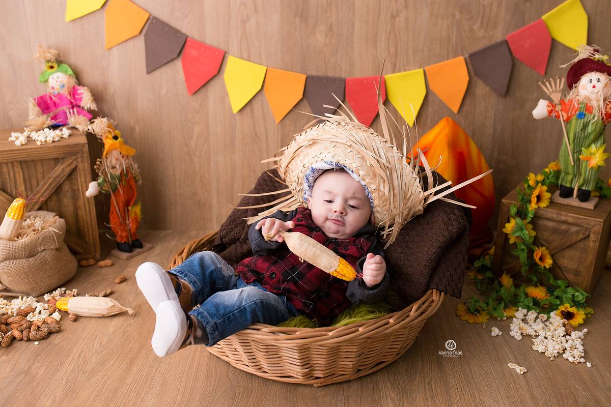 o bebe brinca com o milho no ensaio junino