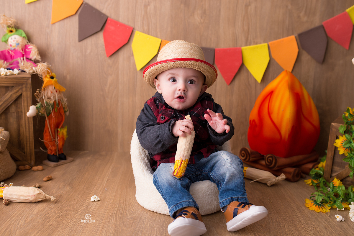 o menino sorri para a fotografa de bebes de caxias do sul, ka frias
