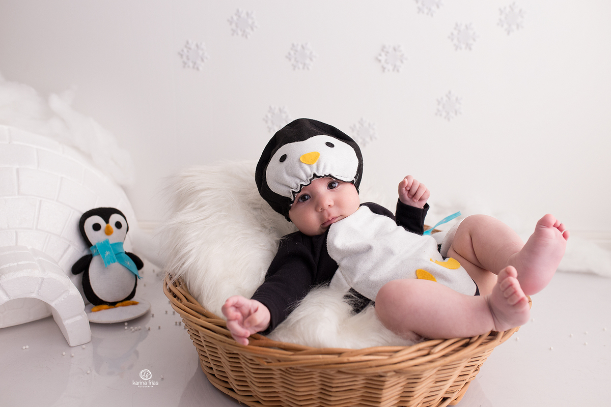 no ensaio de inverno o bebe olha para a fotografa de caxias do sul, ka frias