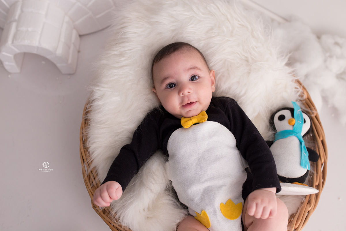 o menino sorri no ensaio infantil