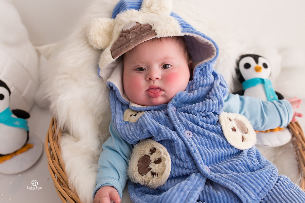 o menino esta deitado para as fotos de inverno