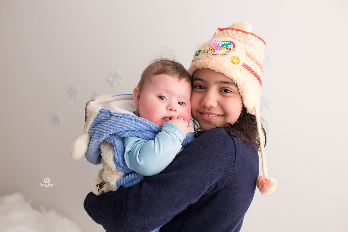 a irma também participou do ensaio infantil