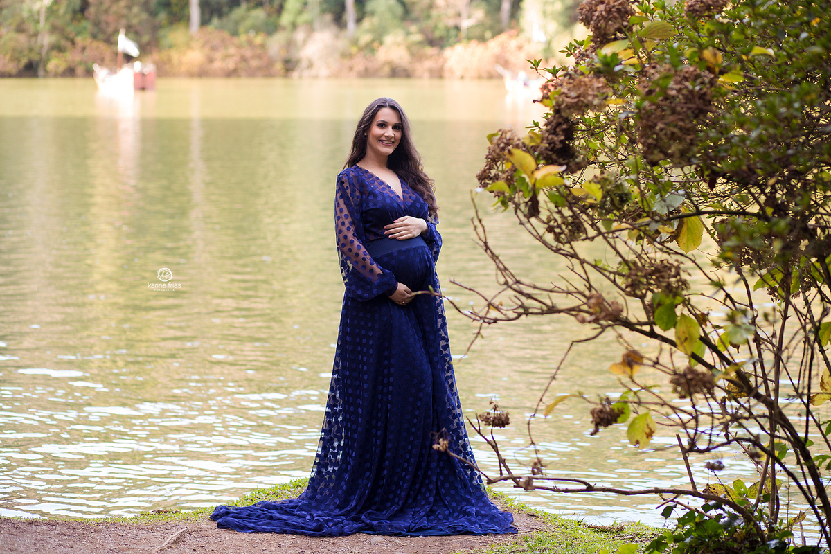 a gestante sorri durante sessão de fotos