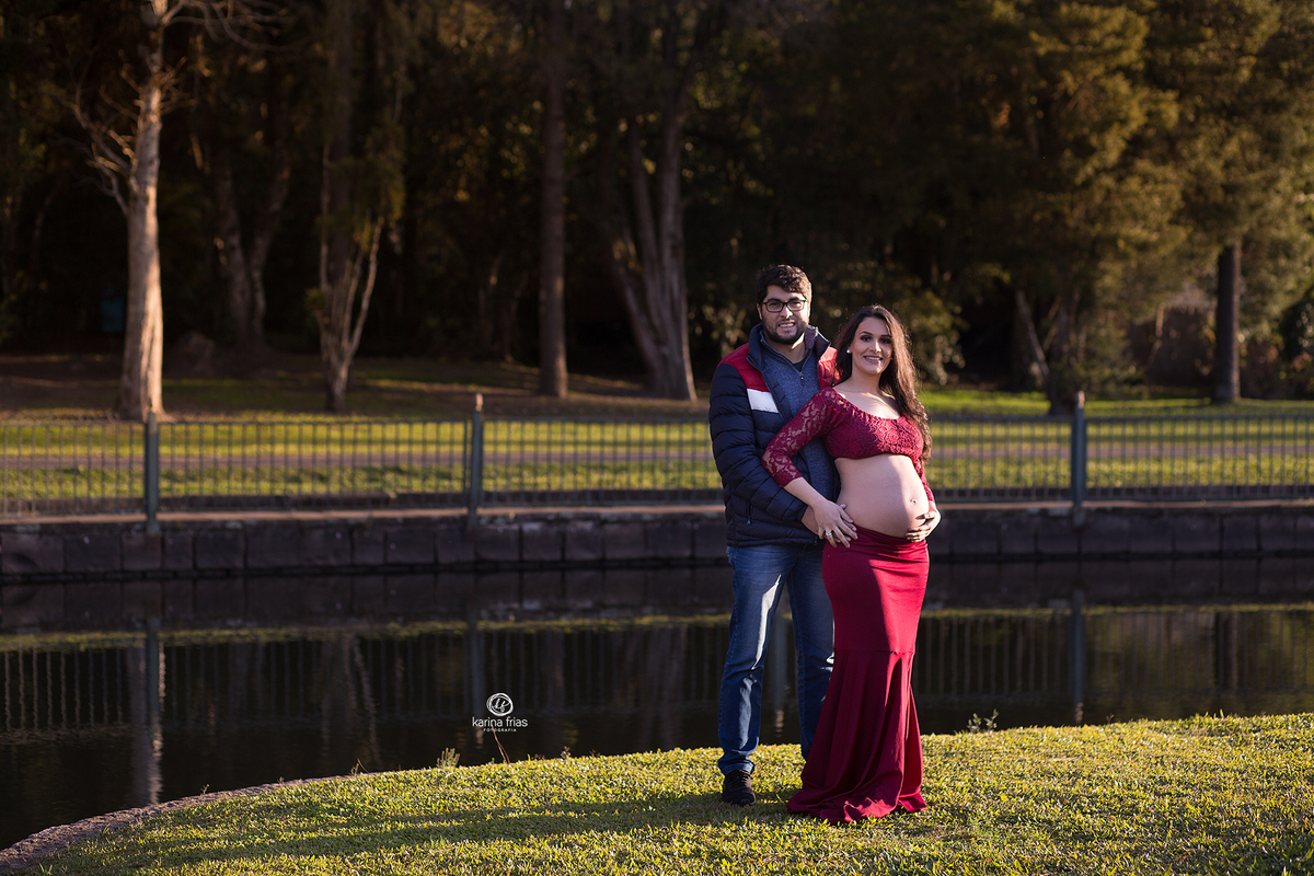 os pais olham para a fotografa de gestante de caxias do sul, karina frias