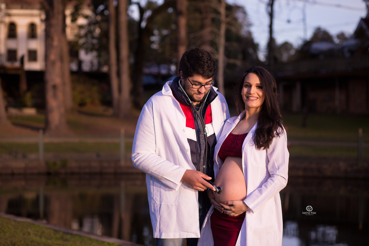 no ensaio de gestante externo, os pais levaram os jalecos da profissão