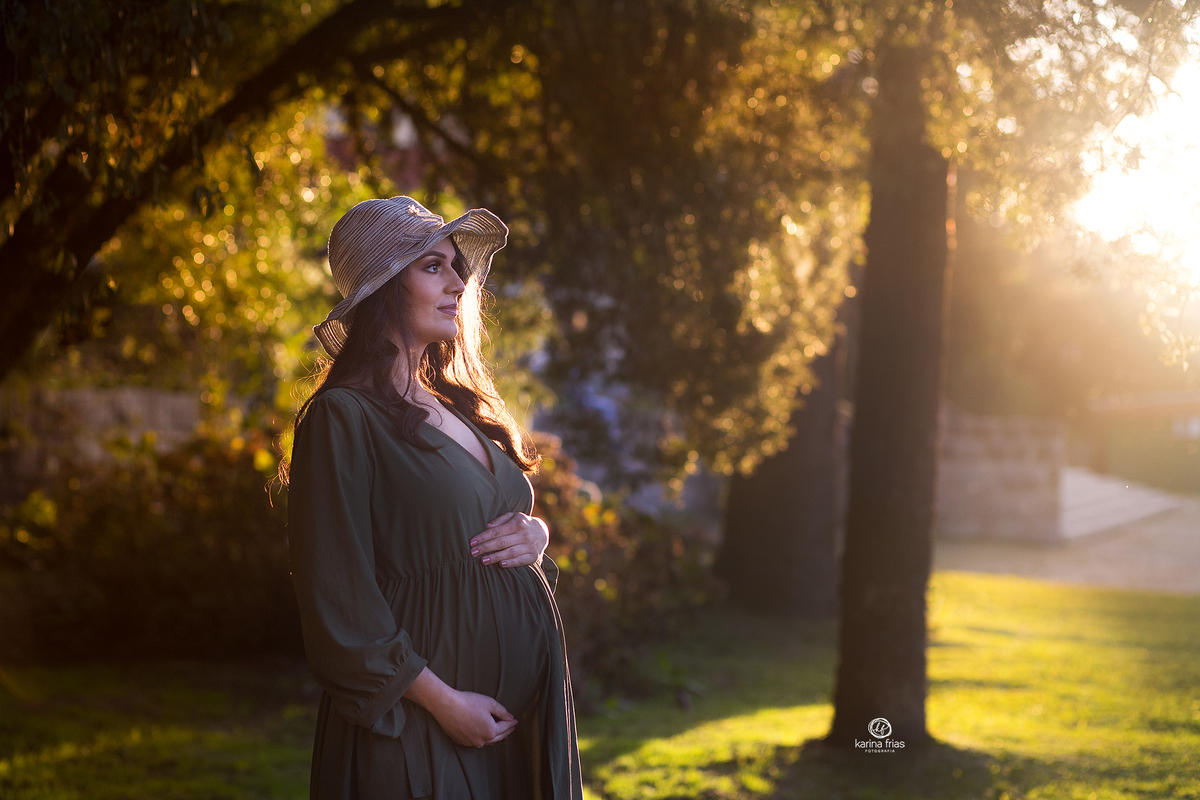 a gestante contempla a paisagem no ensaio