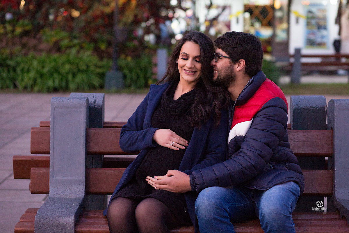 os pais brincam durante ensaio de gestante