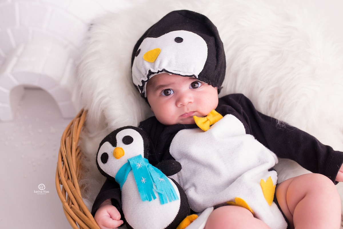 no acompanhamento mensal vestimos o bebe de pinguim
