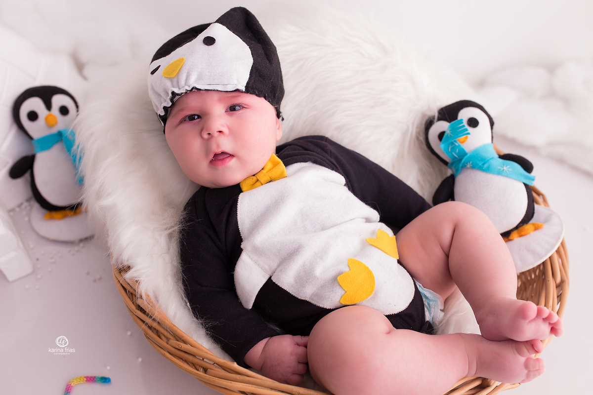 no acompanhamento mensal vestimos o bebe de pinguim