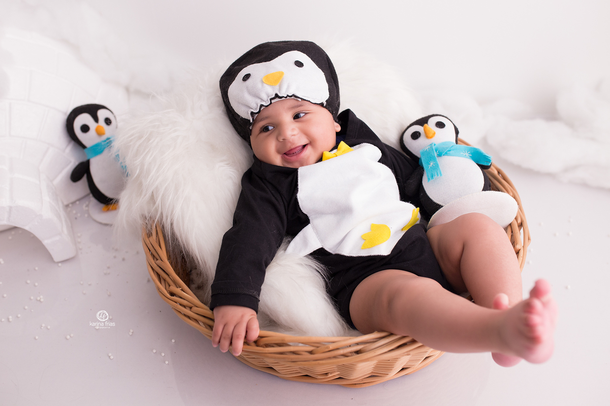 no ensaio infantil, o bebe esta vestido de pinguim