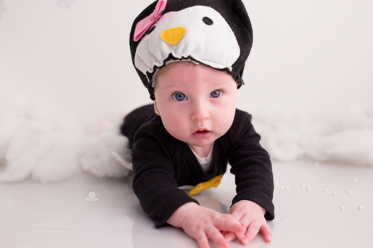 a menina esta de bruços nas fotos mensais